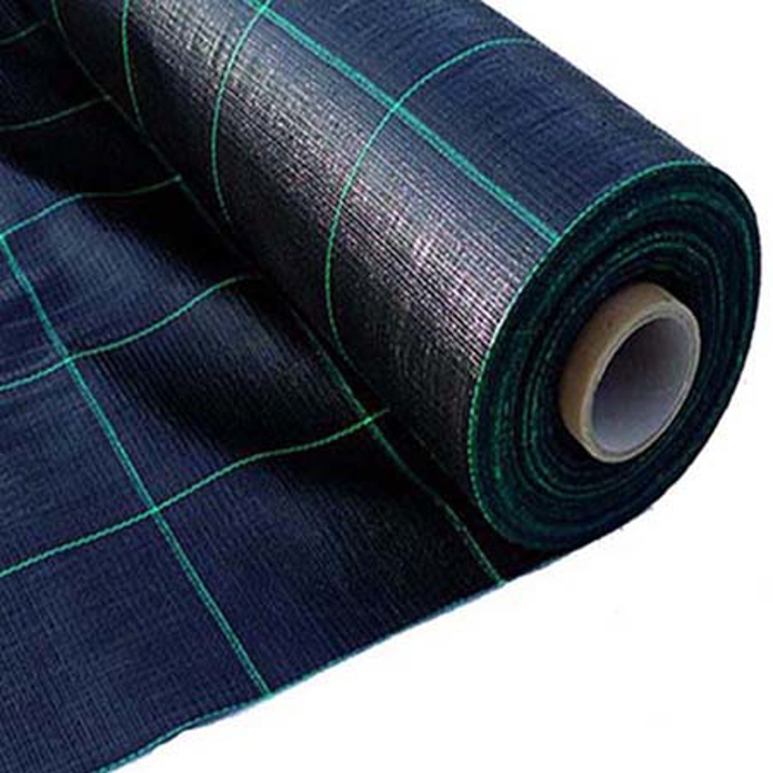 Crna agrotekstil prostirka postavljena na zemljištu za sprečavanje rasta korova